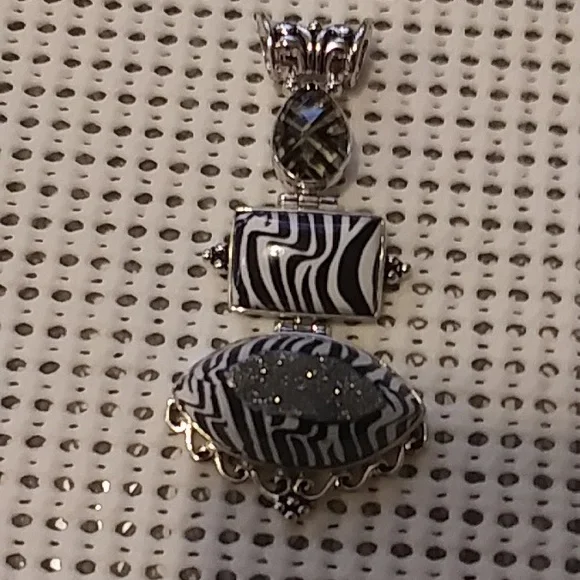 Sajen Pendant - Picture 2 of 8